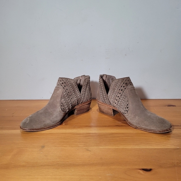Vince Camuto Prastata Suede Woven Laser Cut Taupe Booties Womens Sz 9 Boots - Picture 3 of 10